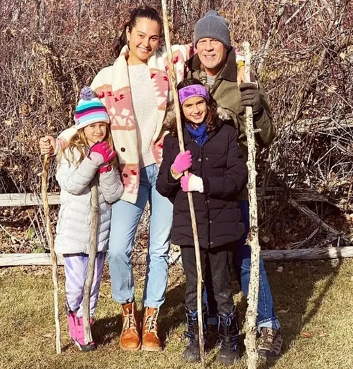 Эмма Хеминг и Брюс Уиллис с дочерьми Эмма Хеминг и Брюс Уиллис с дочерьми