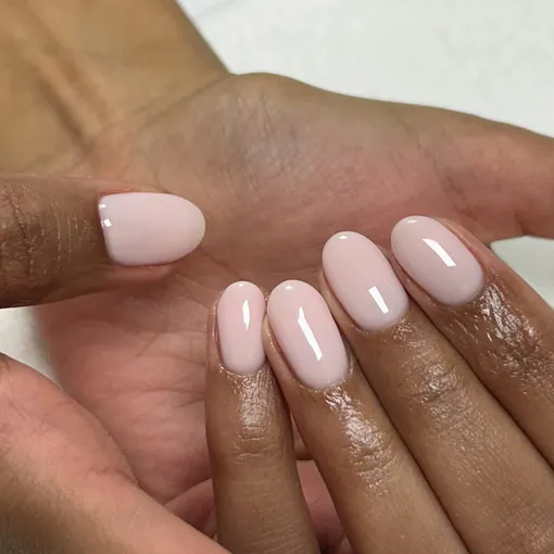 Пудрово-розовый маникюр на короткой длине