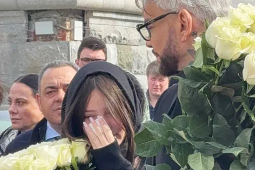 Дочь Филиппа Киркорова расплакалась после выноса гроба дедушки из храма Дочь Филиппа Киркорова расплакалась после выноса гроба дедушки из храма