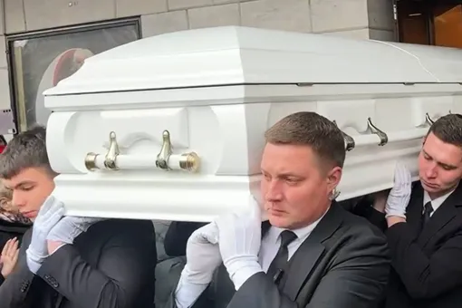 Белый гроб с телом Веры Алентовой вынесли из театра в Москве и погрузили в катафалк: видео Белый гроб с телом Веры Алентовой вынесли из театра в Москве и погрузили в катафалк: видео