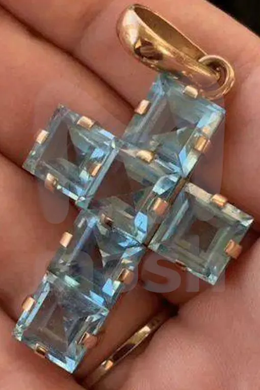 Крестик Аллы Пугачевой продается за 1 млн