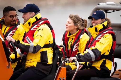 Принц Уильям и Кейт Миддлтон со спасателями