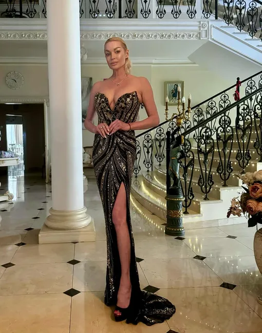 Анастасия Волочкова с воем загородном доме