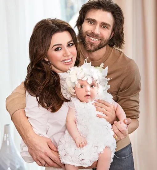 Анастасия Заворотнюк и Петр Чернышев с дочерью Милой Анастасия Заворотнюк и Петр Чернышев с дочерью Милой