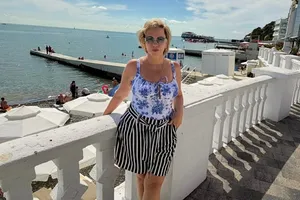 Мама Гарика Харламова показала фигуру в купальнике на пляже в Сочи