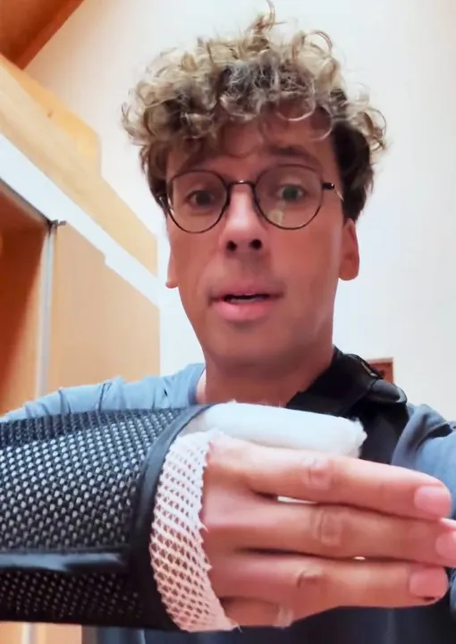 Максим Галкин после аварии показал перебинтованную руку Максим Галкин после аварии показал перебинтованную руку