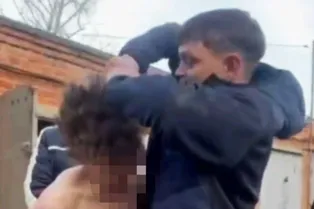 «Избили и срезали волосы»: двое мужчин издевались над 14-летним школьником в Омске — шокирующее видео