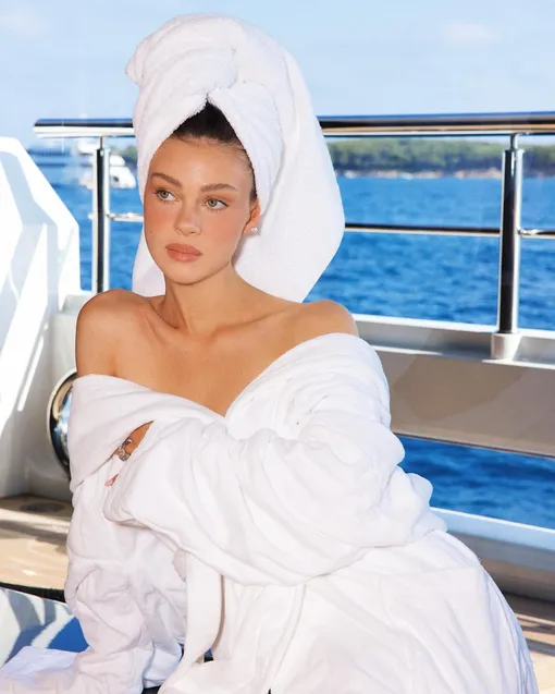 Никола Пельтц снялась в халате