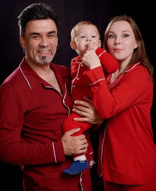 Александр Гришин с сыном и женой