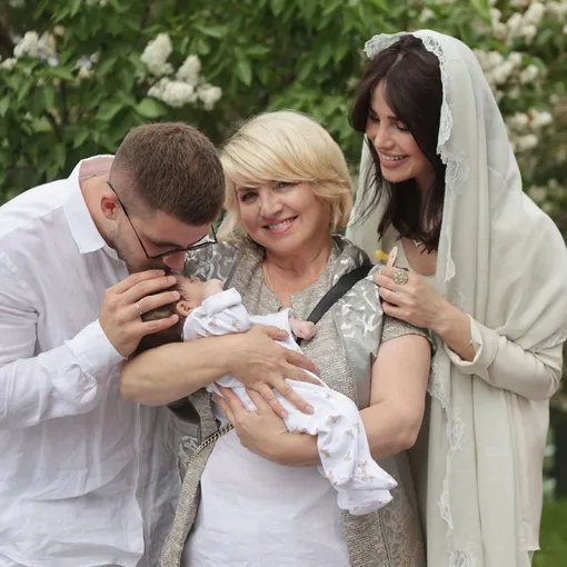 Лилия Соловьева с сыном, внучкой и невесткой