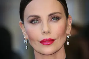 «Они африканские девочки»: Шарлиз Терон учит сына и дочь традициям их родины «Они африканские девочки»: Шарлиз Терон учит сына и дочь традициям их родины