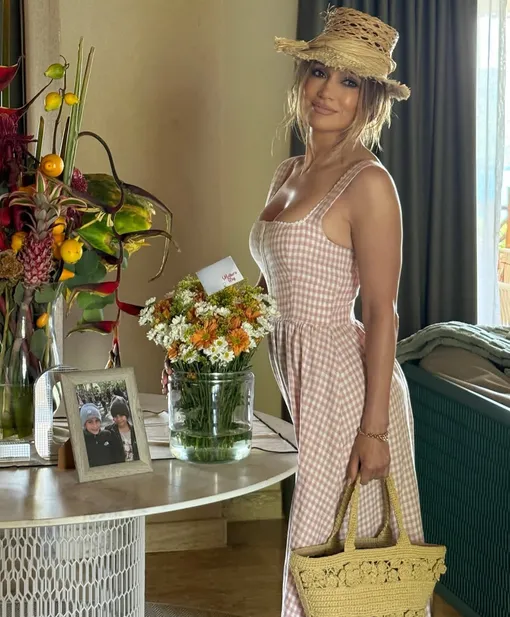 Дженнифер Лопес снялась в нежном образе