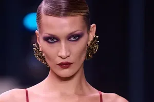 Белла Хадид в прозрачном кружевном боди с глубоким вырезом вышла на подиум на Неделе моды в Париже Белла Хадид в прозрачном кружевном боди с глубоким вырезом вышла на подиум на Неделе моды в Париже