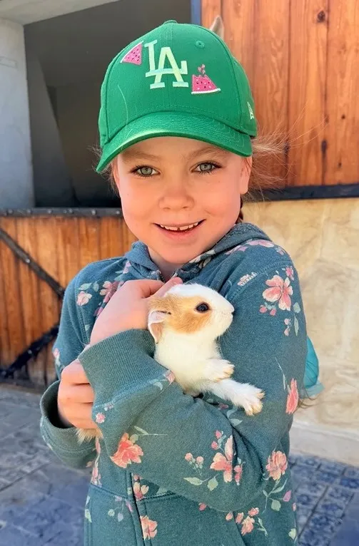 Маша погладила и покормила кролика