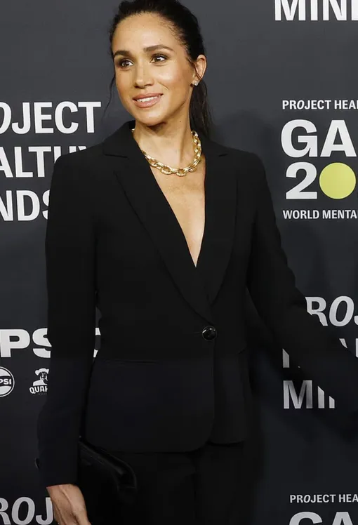 Меган Маркл выбрала черный костюм