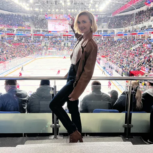 Полина Гагарина на хоккейном матче