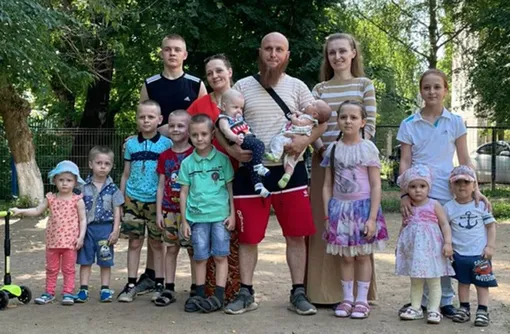 Иван Сухов с женами и детьми Иван Сухов с женами и детьми