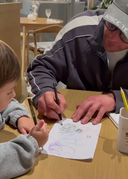 Павел Прилучный с сыном в ресторане