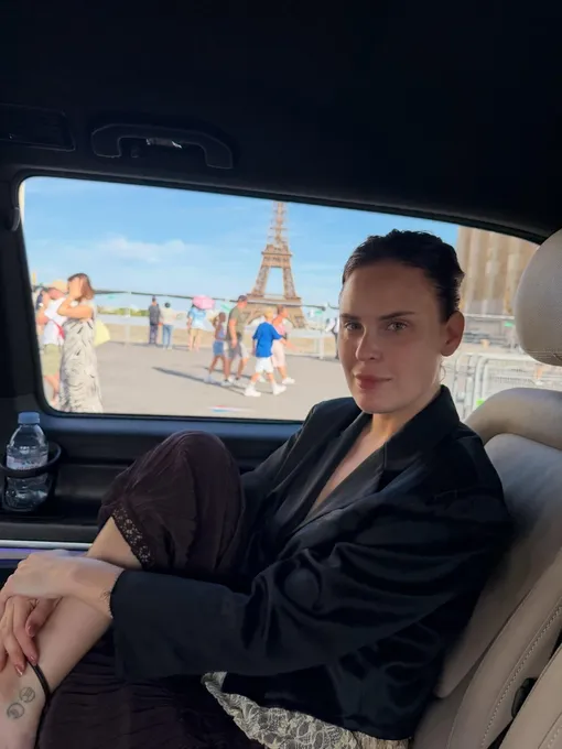 Таллула на фоне Эйфелевой башни Таллула на фоне Эйфелевой башни