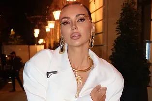 Оксана Самойлова станцевала на столе с полуголым мужчиной в Куршевеле Оксана Самойлова станцевала на столе с полуголым мужчиной в Куршевеле