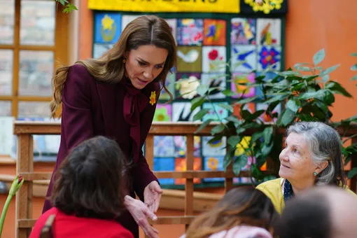 Кейт Миддлтон в элегантном бордовом наряде пообщалась с волонтерами в Уэльсе