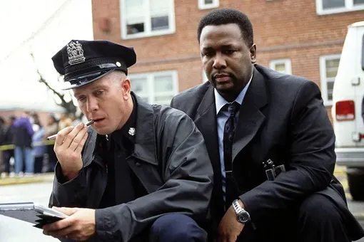 Бобби Джей Браун (слева) в сериале «Прослушка»