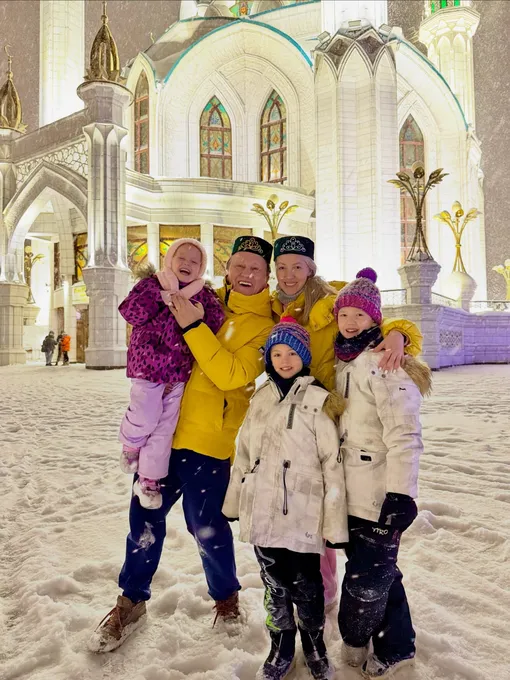 Галина Боб с мужем и детьми