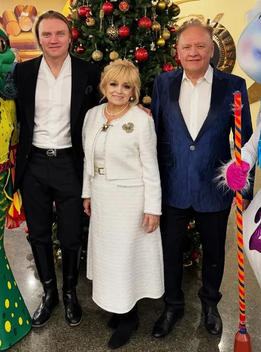 Надежда Кадышева и Александр Костюк с сыном Григорием Надежда Кадышева и Александр Костюк с сыном Григорием