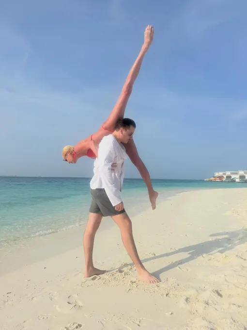 Анастасия Волочкова показала эффектный трюк на плече партнера