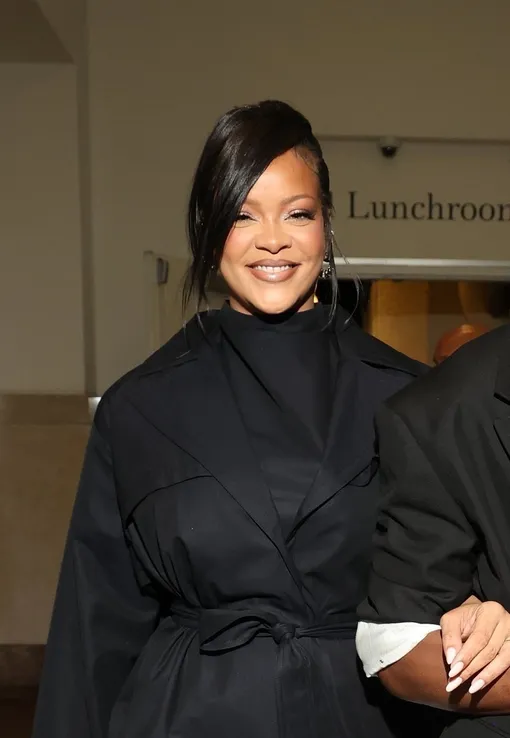 Рианна показала свою версию рваной челки на недавней премии CFDA