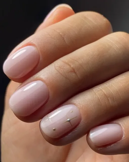 Симпатичные детали превращают обычный нюдовый маникюр в нарядный