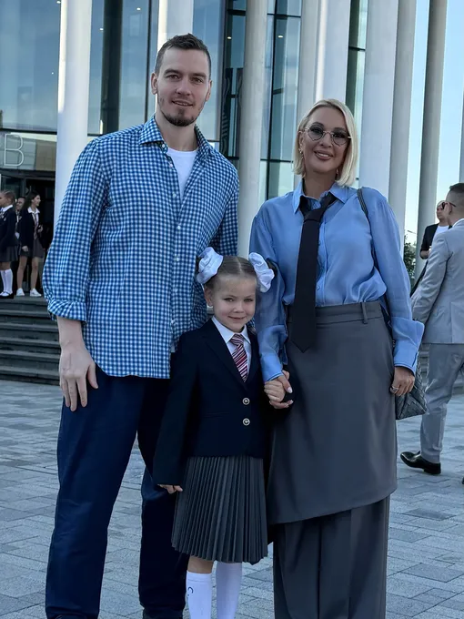 Лера Кудрявцева с мужем и дочерью