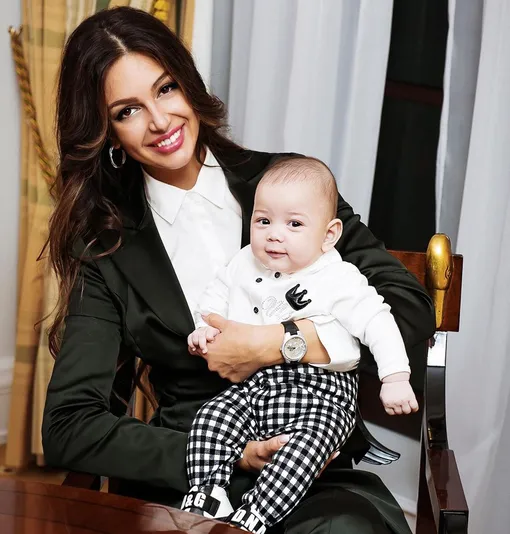 Модель одна растит сына Леона Модель одна растит сына Леона