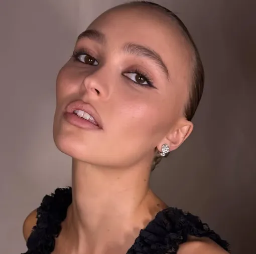 Лили-Роуз Депп всегда акцентирует внимание на двух вещах: либо на глазах, либо на губах Лили-Роуз Депп всегда акцентирует внимание на двух вещах: либо на глазах, либо на губах