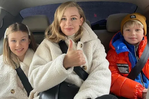 «Мое наслаждение»: Юлия Пересильд вышла в свет с дочерьми и их знаменитым отцом «Мое наслаждение»: Юлия Пересильд вышла в свет с дочерьми и их знаменитым отцом