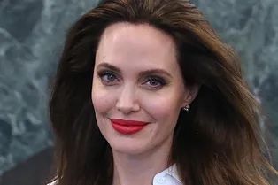 «Самые дорогие сердцу объятия»: Анжелина Джоли с дочерью растрогали американцев «Самые дорогие сердцу объятия»: Анжелина Джоли с дочерью растрогали американцев