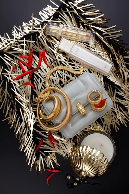 Юбка O'STIN, сумка Fiore bags, свеча Togas, сыворотка Evidens (Рив Гош), сыворотка Code de beaute (Рив Гош), браслет Guess, колье Love Republic, серьги Love Republic