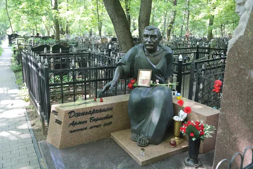 Виталине Цымбалюк-Романовской не нравится памятник на могиле Армена Джигарханяна Виталине Цымбалюк-Романовской не нравится памятник на могиле Армена Джигарханяна