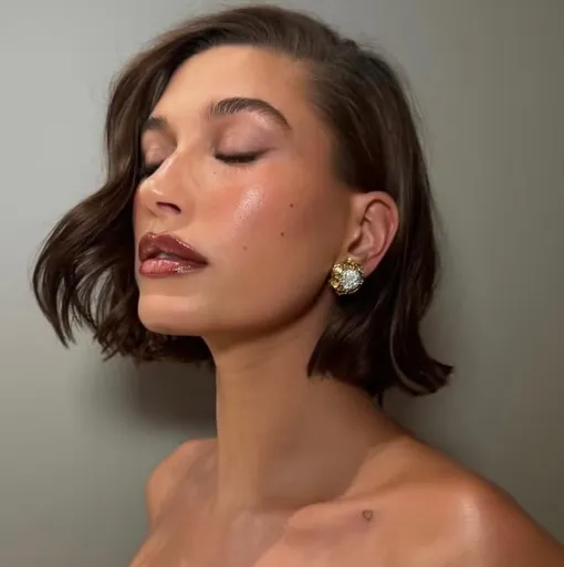 С этой прической Хейли долго сияла на фото как на дорожках, так и в повседневной жизни