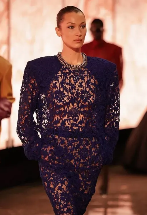 Белла Хадид приняла участие в показе в Париже