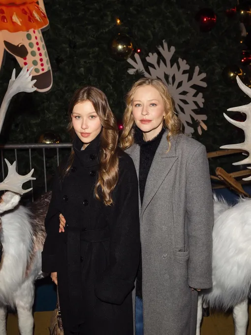 Анна Пересильд с мамой на мероприятии