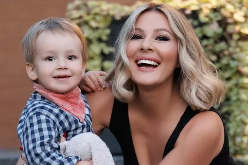 «Когда его положили мне на живот, я забыла обо всем»: Мария Кожевникова впервые показала лицо четвертого сына