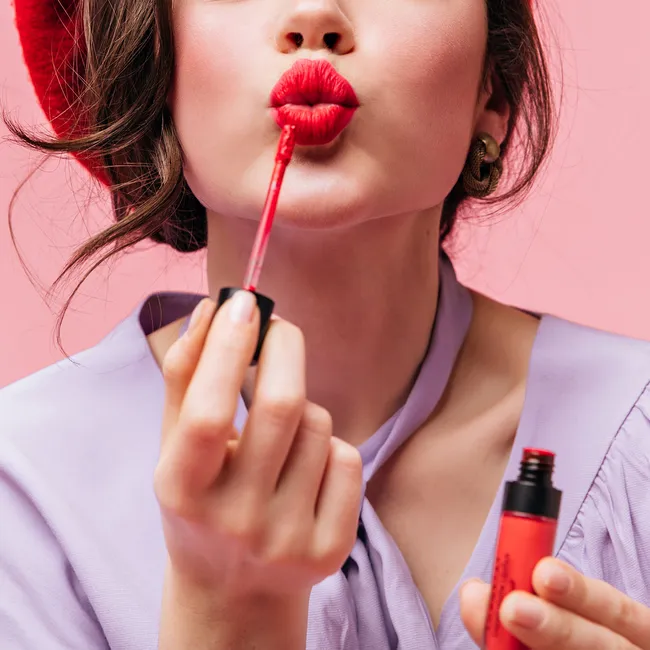 Идеальная красная помада: редакция VOICE тестирует 5 вариантов