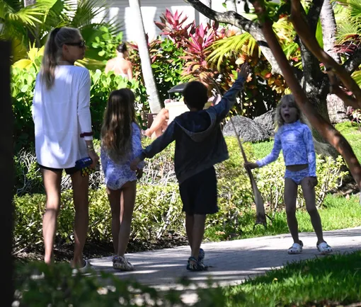 Анна Курникова в аквапарке с сыном и дочерьми