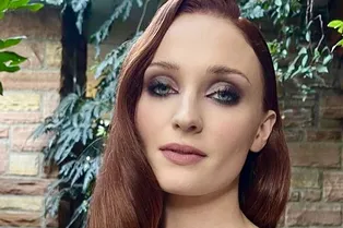 Воссоединилась с дочерью: Софи Тернер после подачи иска против бывшего мужа заметили на прогулке с трехлетней Уиллой Воссоединилась с дочерью: Софи Тернер после подачи иска против бывшего мужа заметили на прогулке с трехлетней Уиллой