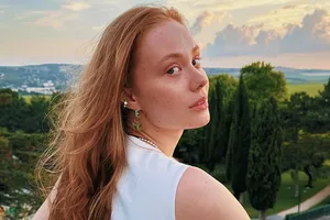 «Хочу оставаться маленькой»: дочь Александра Михайлова объяснила, почему закрутила роман с актером, старше нее на 21 год «Хочу оставаться маленькой»: дочь Александра Михайлова объяснила, почему закрутила роман с актером, старше нее на 21 год