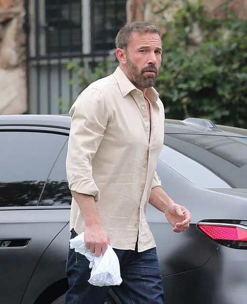 Бена Аффлека заметили во время прогулки по Лос-Анджелесу