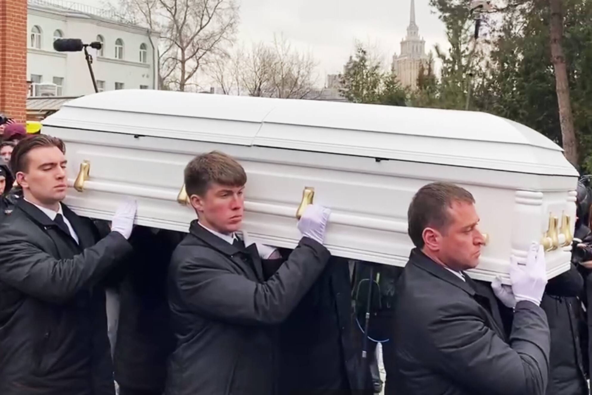 Гроб с телом Ларисы Голубкиной вынесли из храма под аплодисменты