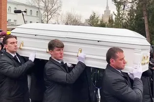 Гроб с телом Ларисы Голубкиной вынесли из храма под аплодисменты Гроб с телом Ларисы Голубкиной вынесли из храма под аплодисменты