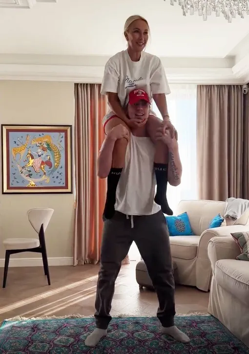 Лера Кудрявцева села на шею мужа, и тот стал приседать с ней Лера Кудрявцева села на шею мужа, и тот стал приседать с ней